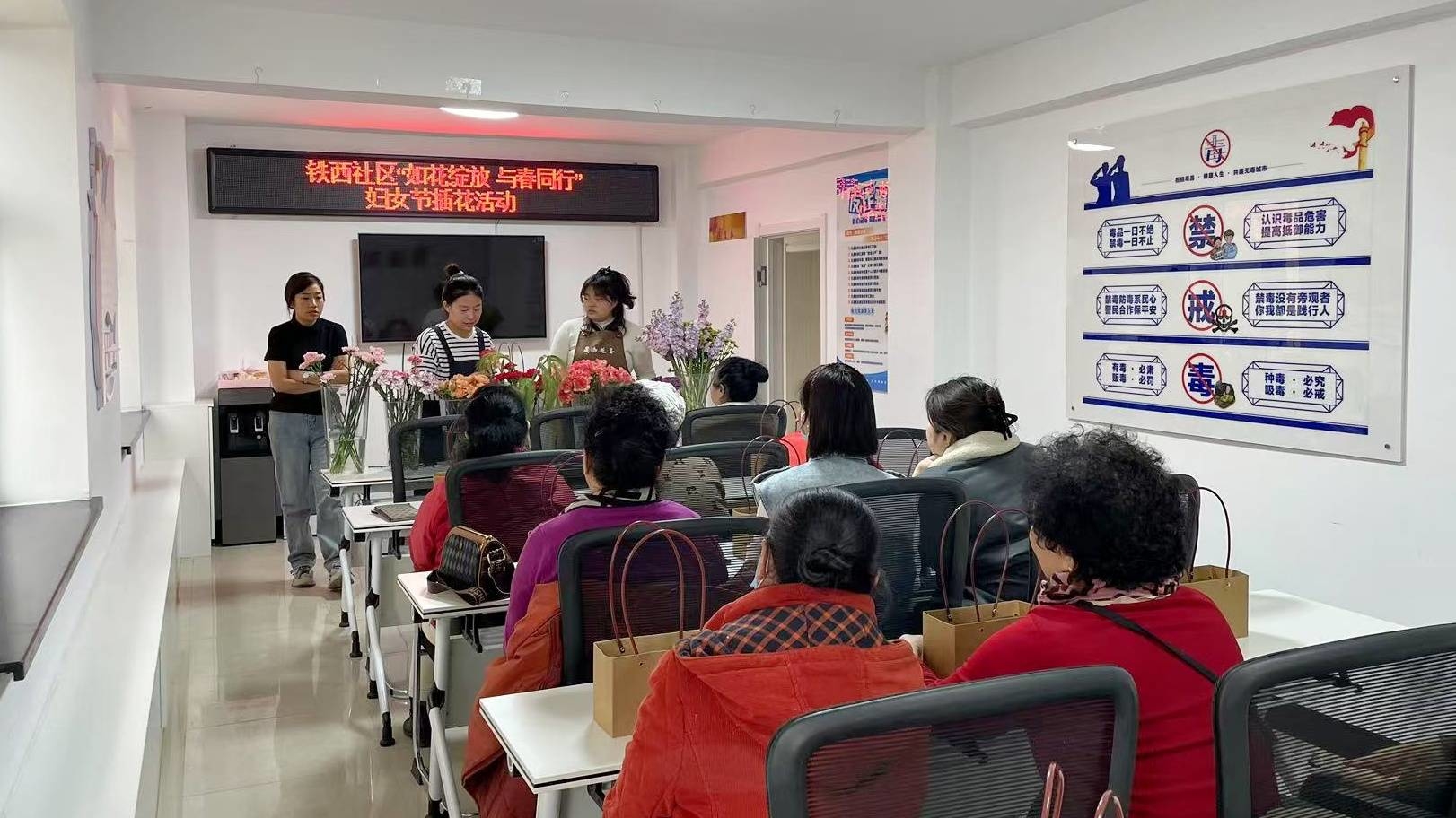 蛟河市长安街道铁西社区开展妇女儿童权益保障普法讲座及插花活动