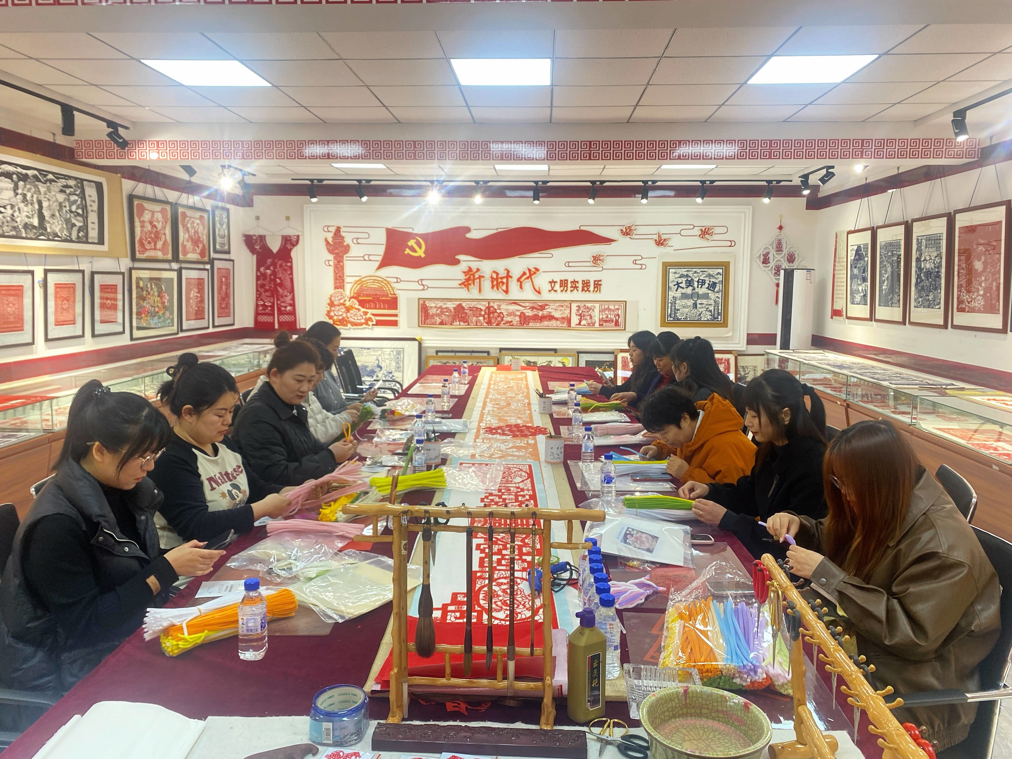 伊通县马鞍山镇组织开展“三八”国际妇女节手工扭扭棒花束活动