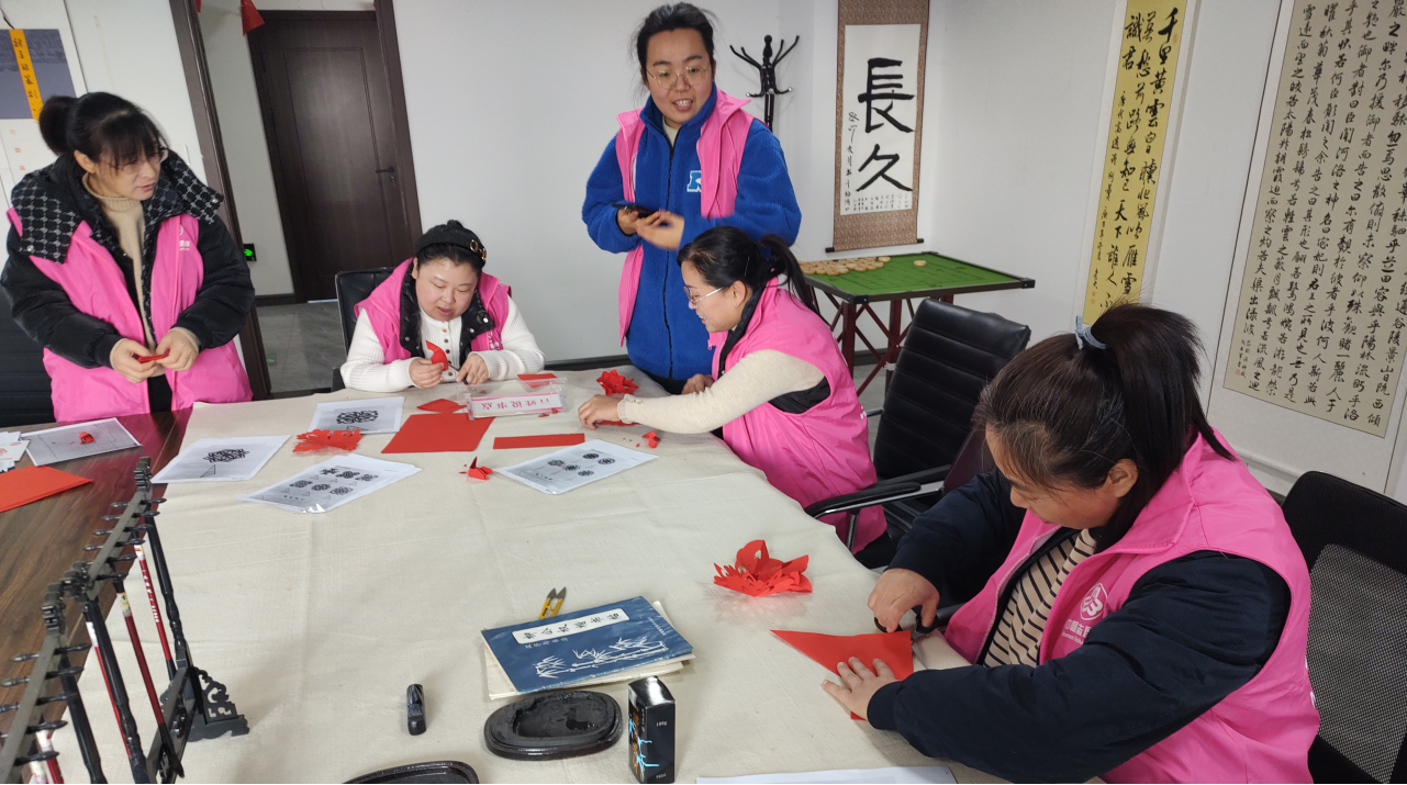 【新时代文明实践】长岭县长久街道永久路社区开展“剪艺传心 与雷锋同行”剪纸活动