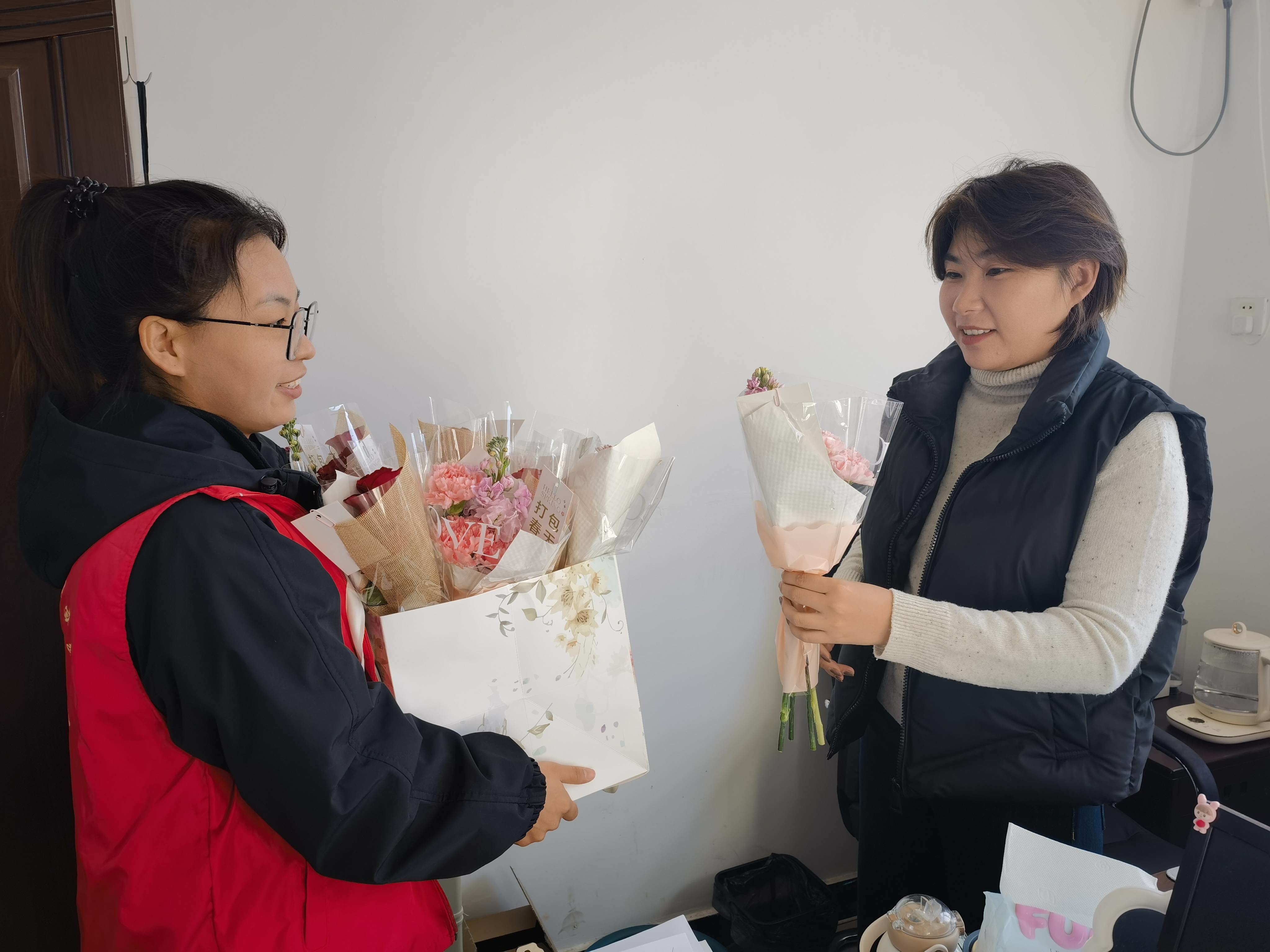 送你一朵小红花——伊通县二道镇开展妇女节女职工慰问活动