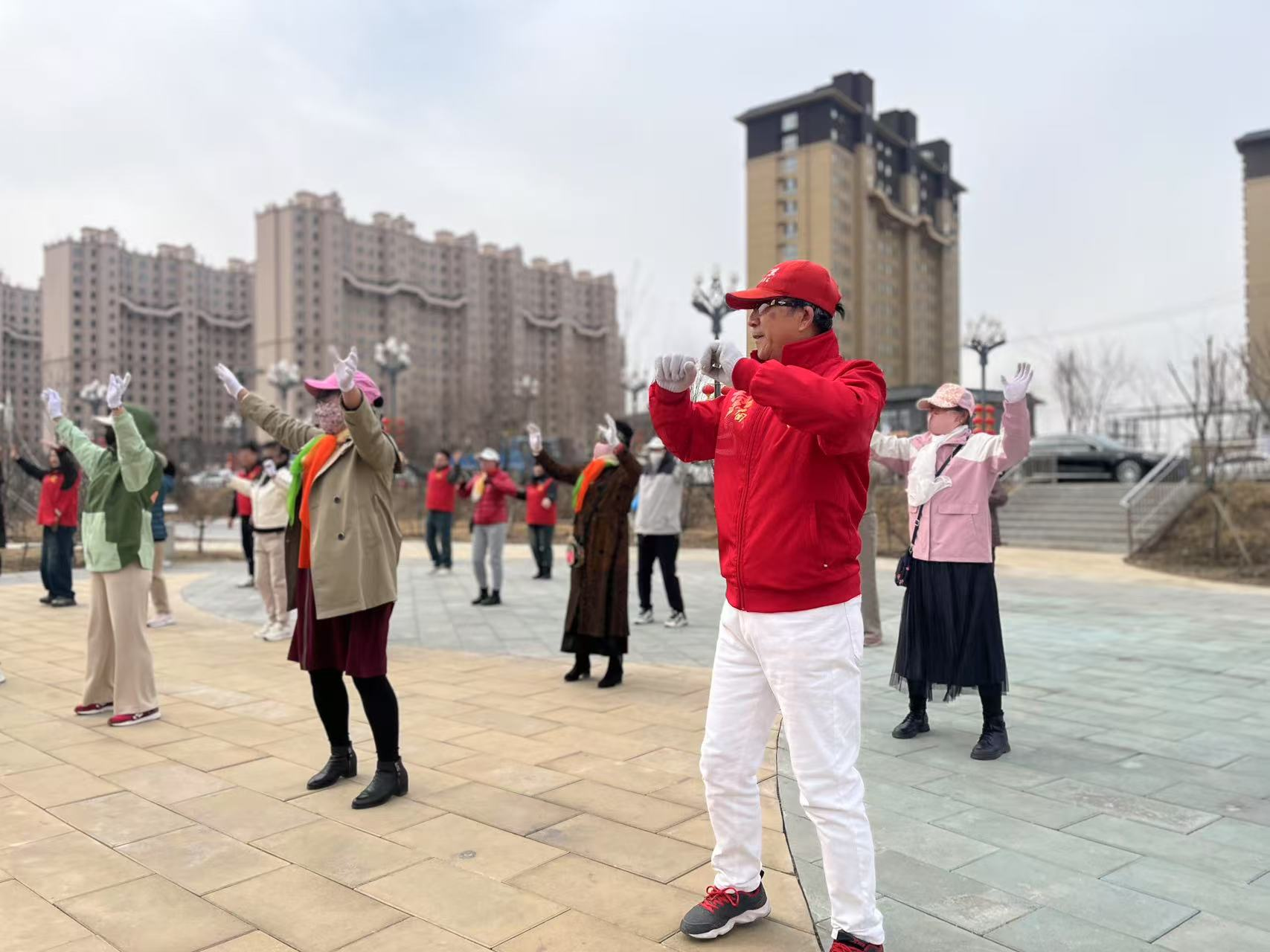 伊通县永盛街道正阳社区开展“绿动春天 韵动社区”春季韵律广场舞活动