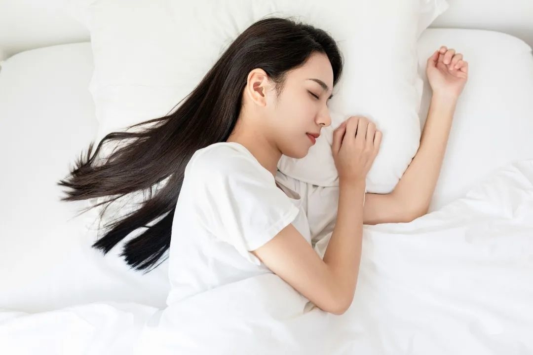再用这个姿势睡觉，脊柱可能会出问题！最好的睡姿其实是……