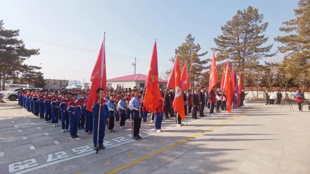 共青团长岭县委开展“缅怀英烈铸忠魂 传承红色树新风”清明祭英烈暨长岭县青少年学“五史”情景式主题党团课