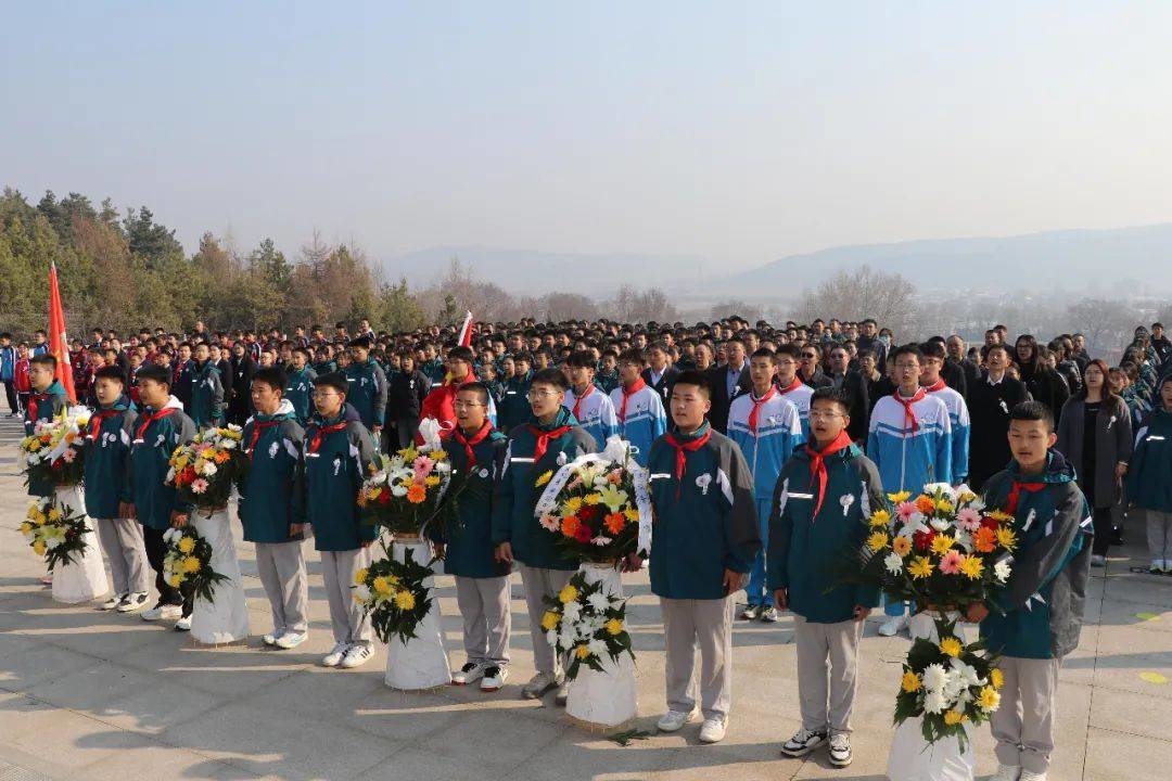 东辽县中西学区四所中学及实验小学联合开展清明祭扫主题党团（队）日活动
