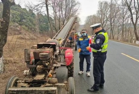 东辽交警开展春季交通安全宣传活动