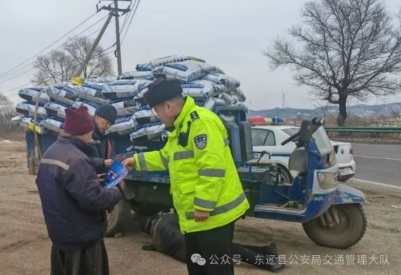 东辽交警春耕时节护航田间安全