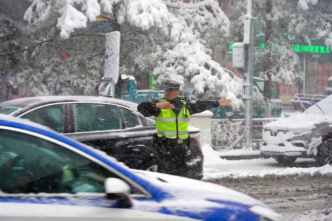 暴雪来袭！长白山公安加大警力投放 守护群众出行平安