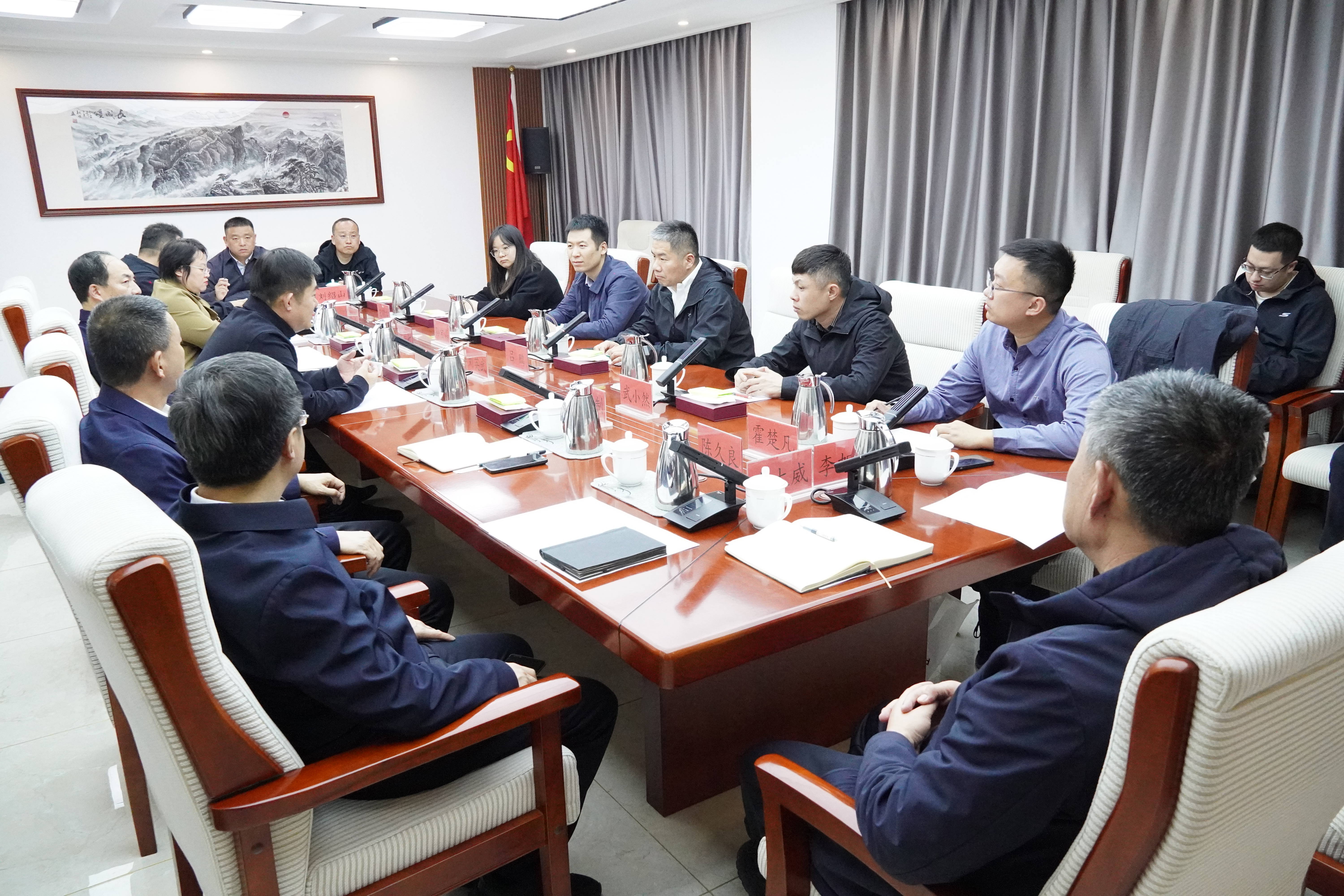 刘英武会见吕鹏一行
