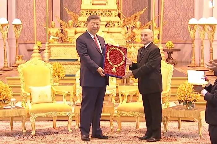 独家视频丨习近平接受“柬埔寨王国民族独立大项链级勋章”