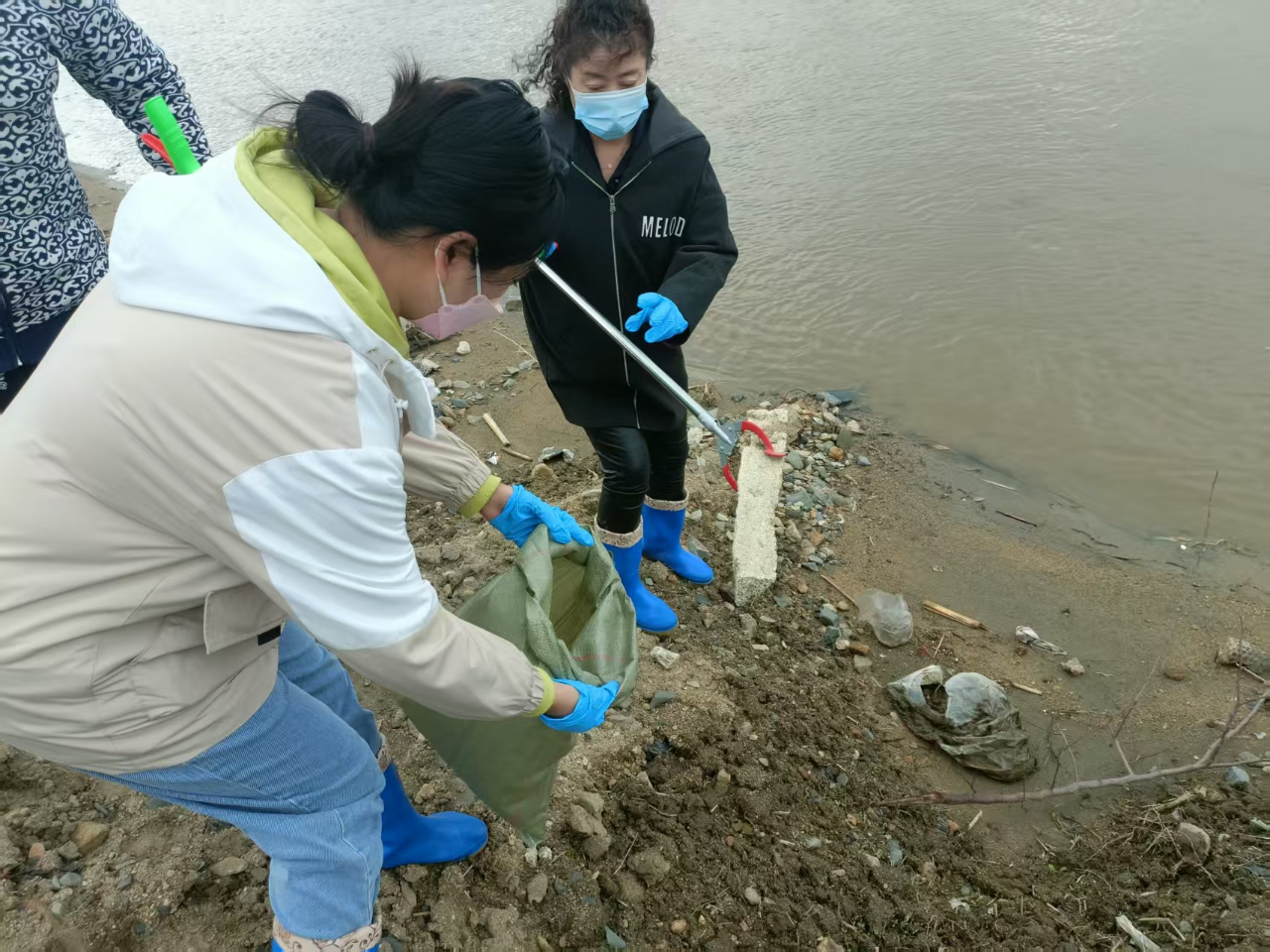 蛟河市长安街道长永社区开展环境卫生整治活动