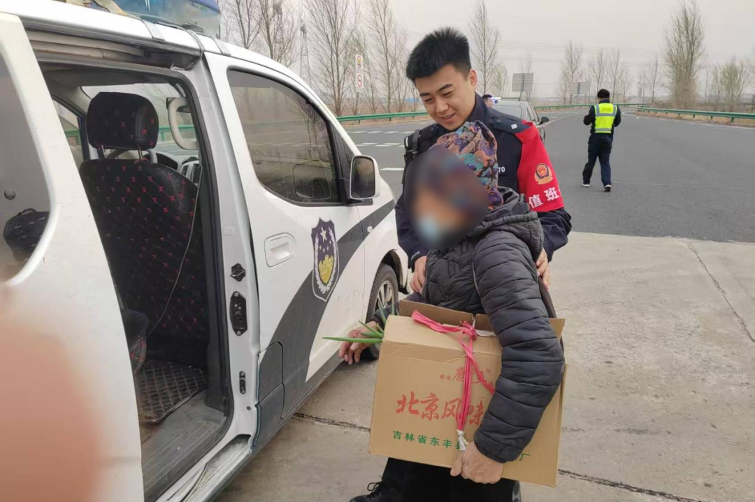 暖心警事丨八屋派出所：老人误入高速公路 民警快速救助