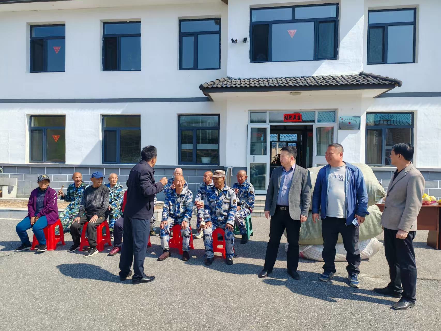 集安市坤新建材销售有限公司深入凉水朝鲜族乡社会服务福利中心开展爱心慰问活动