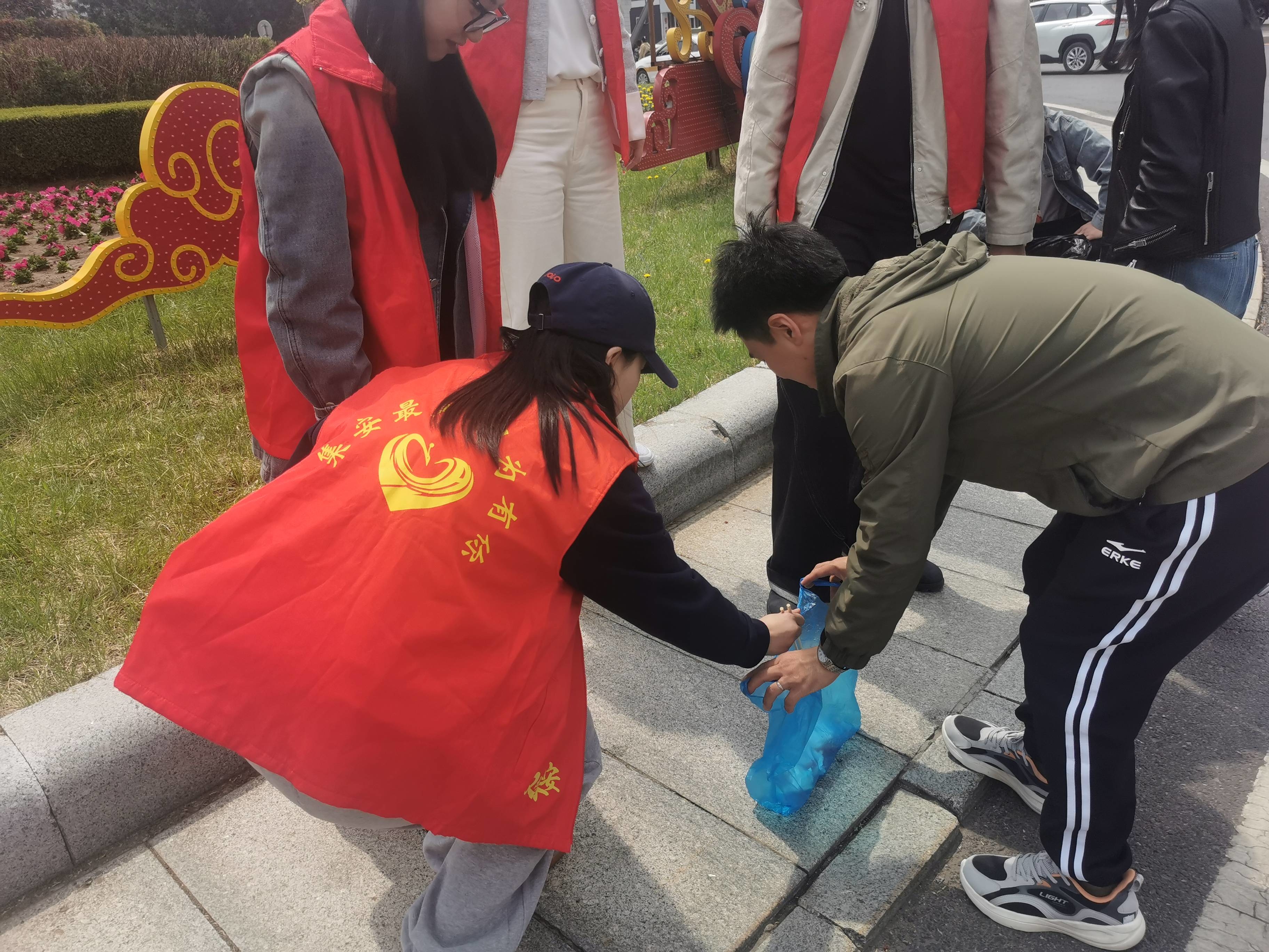 集安市文旅局志愿服务团队开展街道清洁活动