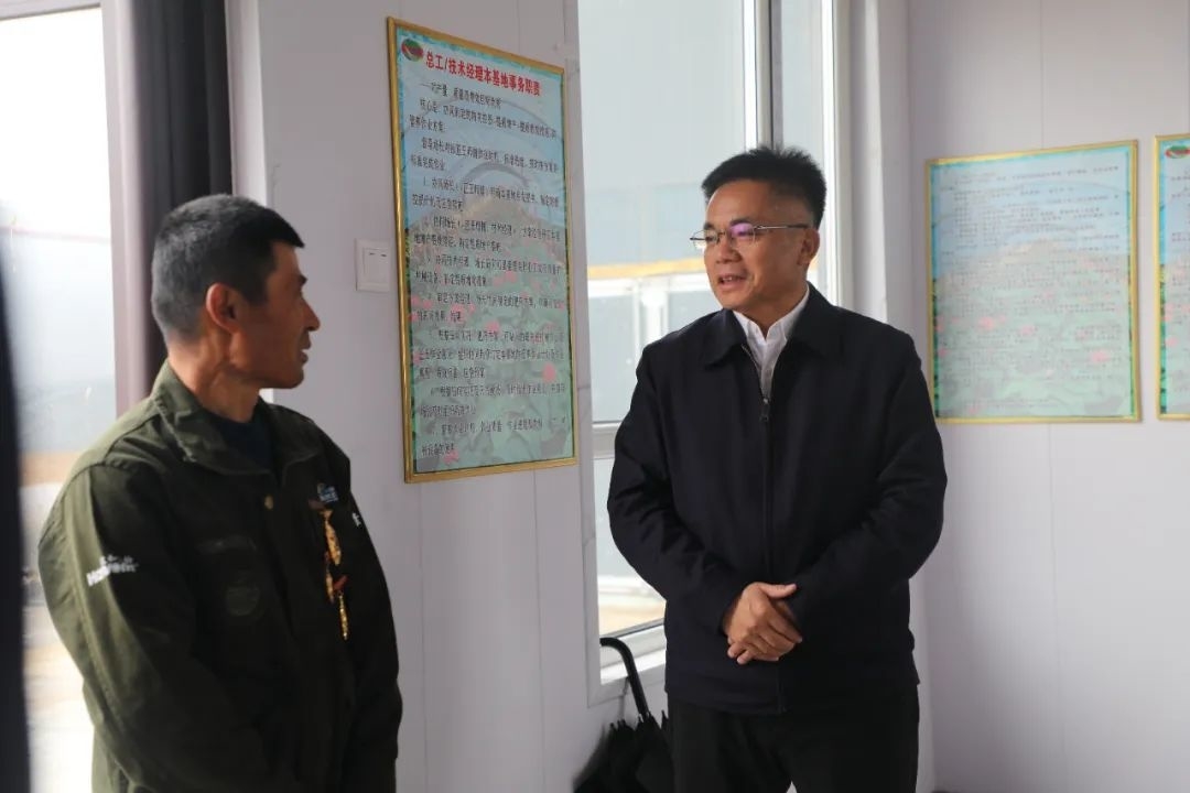 曾钒胜走访慰问全国劳动模范和全国卫生健康系统先进工作者
