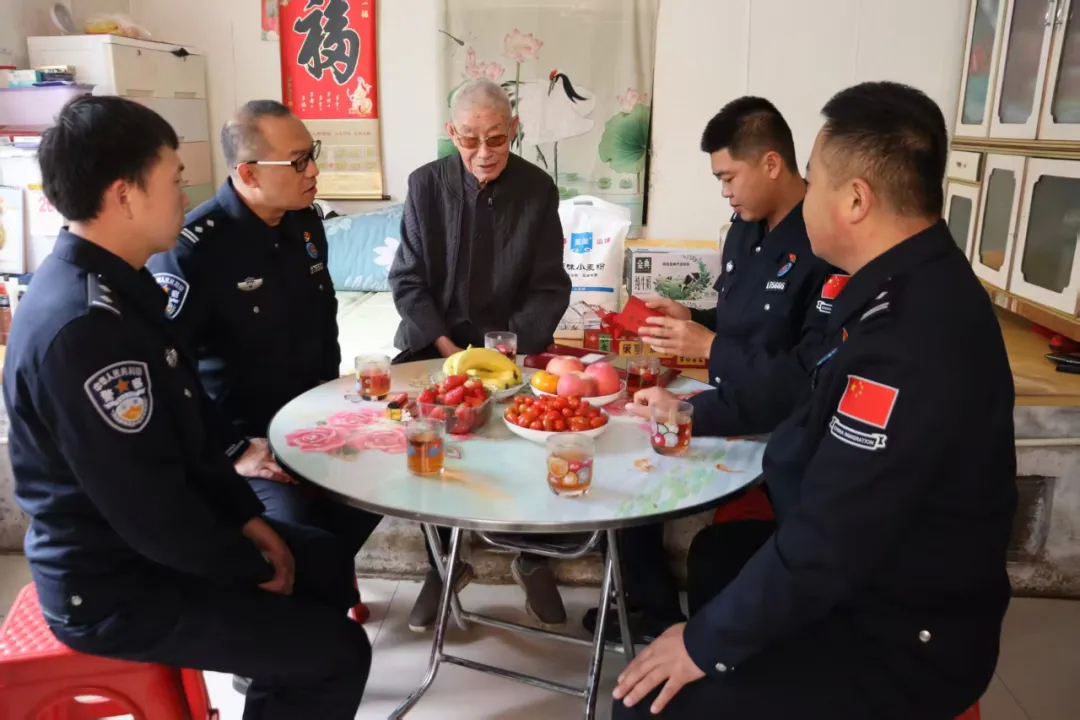 红色慰问送关怀 边关情暖英雄心丨长白边境管理大队看望抗美援朝老兵