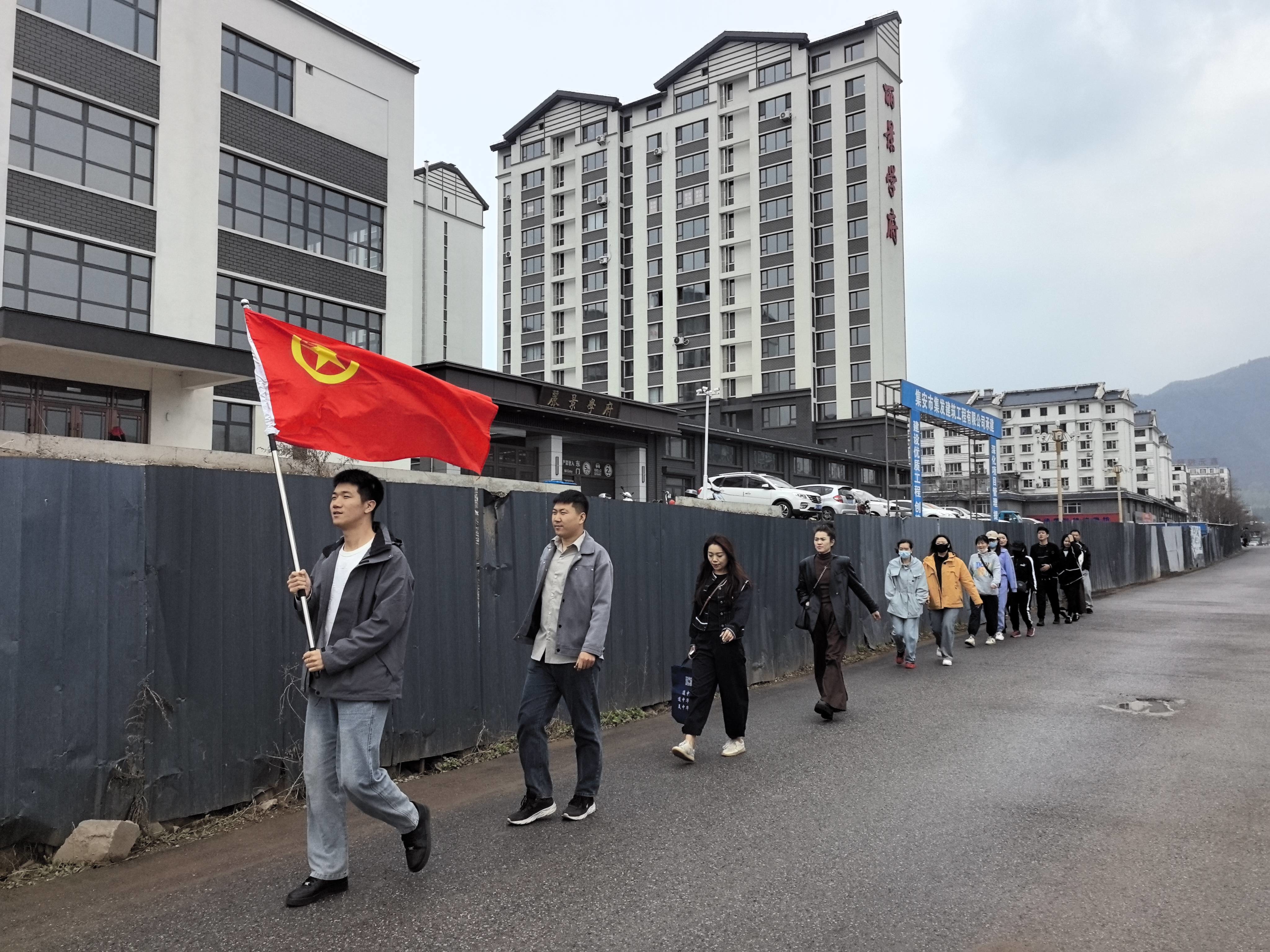集安市黎明街道粮丰社区开展“江畔逐梦，步履向新”健步走活动