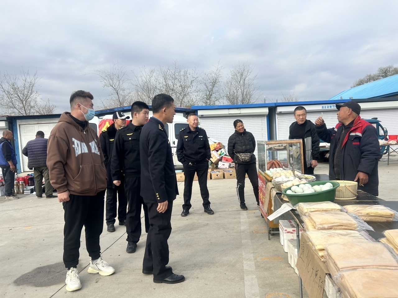 梅河口市红梅镇"基层吹哨、部门报到"  奏响早市治理协奏曲
