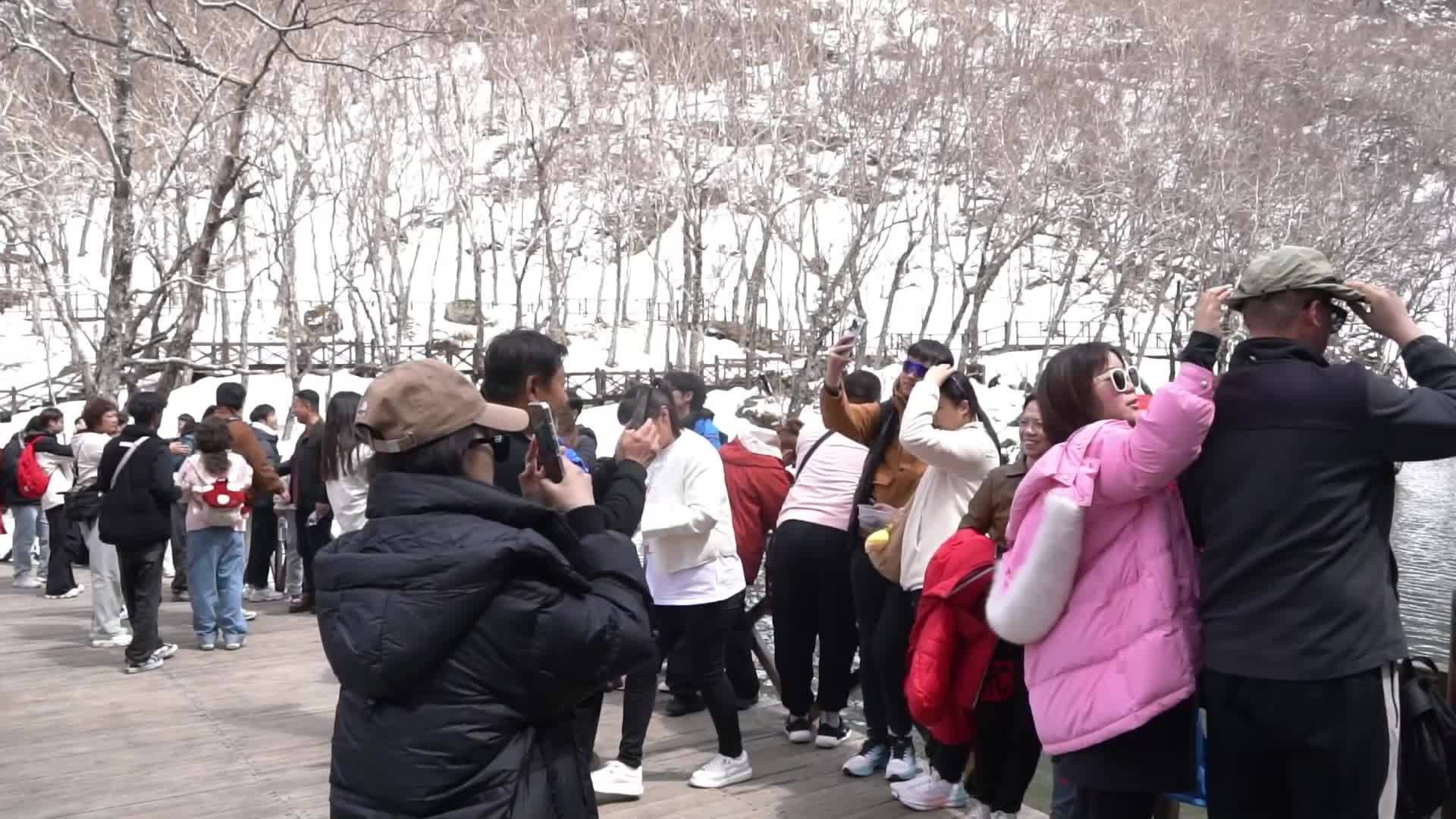 “五一”假期   长白山游客感受“长白春雪”与“季节折叠”的奇妙体验