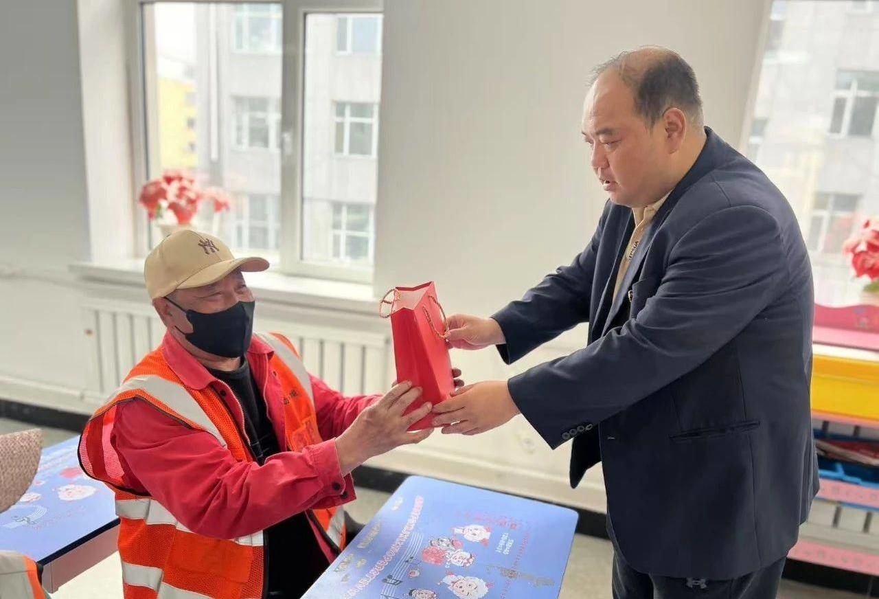 江源区：开展“爱在细微处 情暖环卫‘橙’”主题活动
