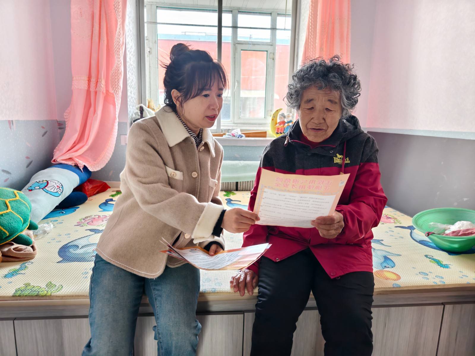 渤海街北苑社区：暖心入户送平安 消防宣传进家门