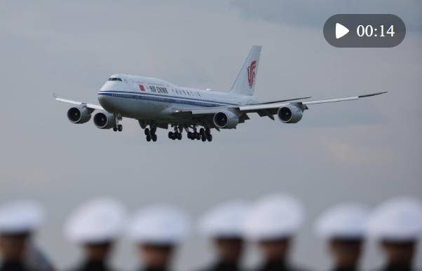 新华社快讯：国家主席习近平抵达莫斯科，对俄罗斯进行国事访问并出席纪念苏联伟大卫国战争胜利80周年庆典