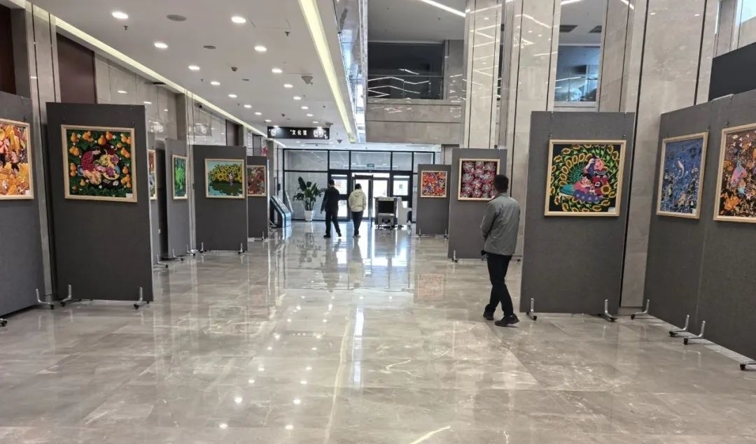 五一畅游长岭丨以笔墨镌刻劳动之美 让乡土艺术焕发时代生机 我县举办“五一”非遗农民画展