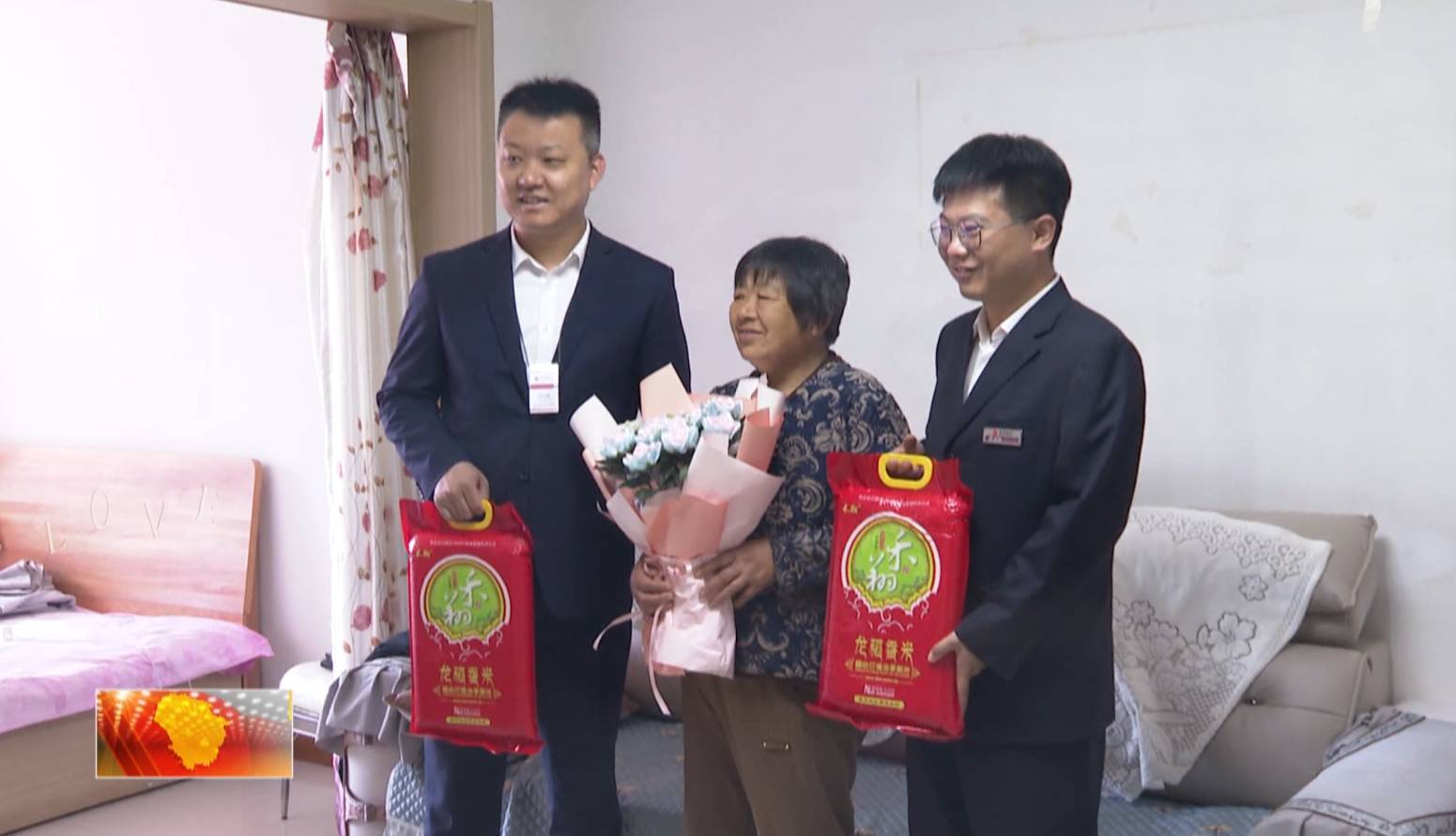东顺街道新城社区联合多部门开展“温情母亲节 关爱独居老人”慰问活动
