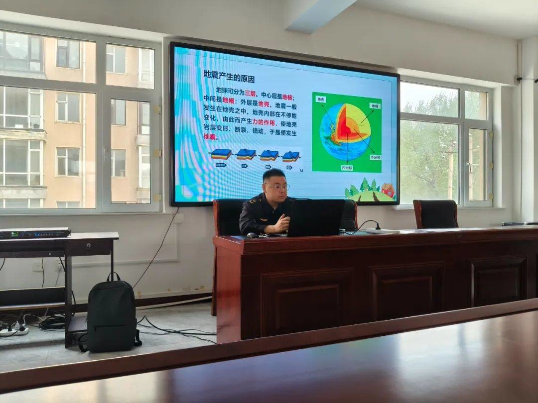 铁北街道防震减灾安全知识宣讲在建华社区火热开讲