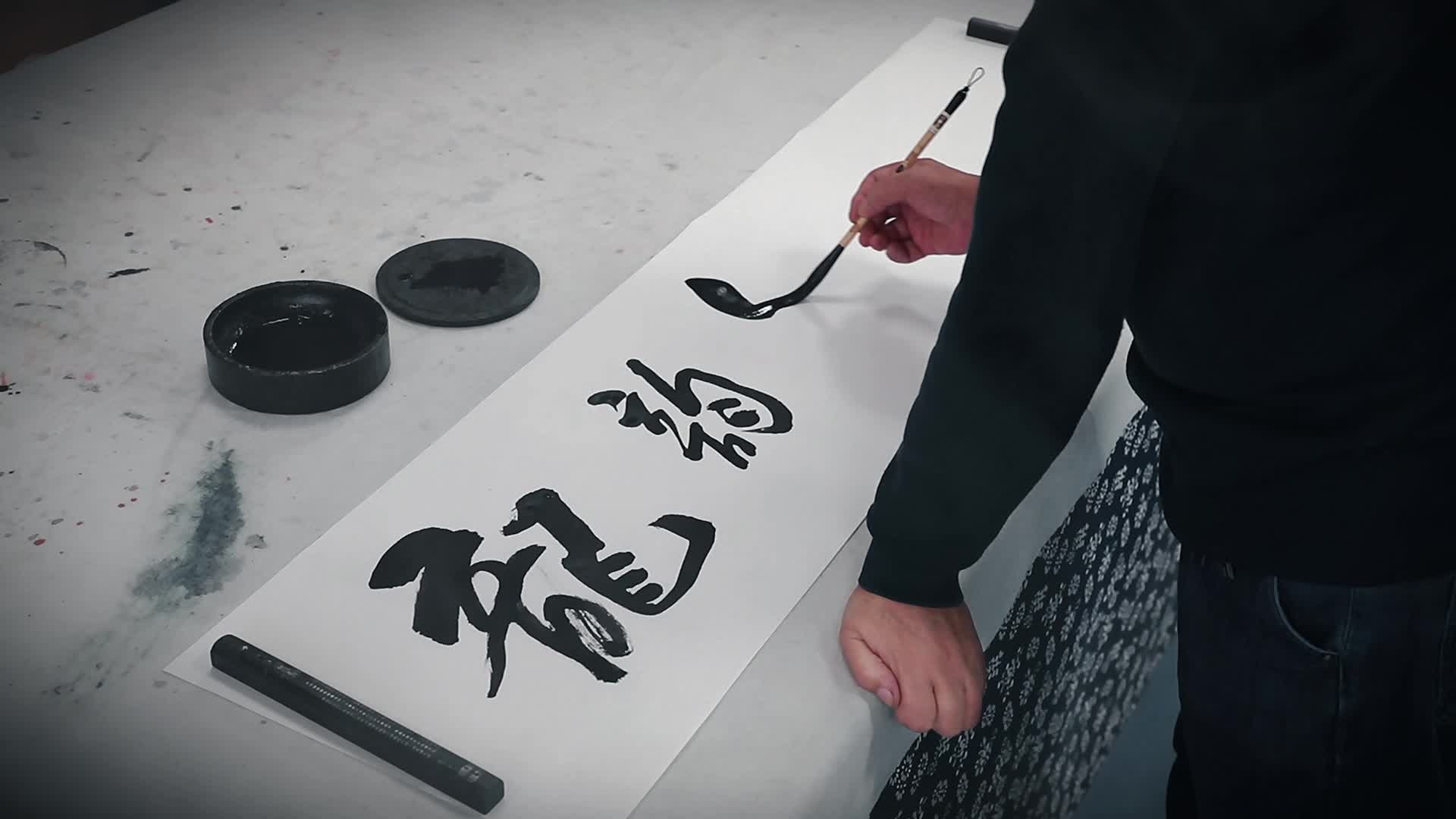 国家一级美术师朱玉铎，为农安龙韵文化传媒挥毫题字