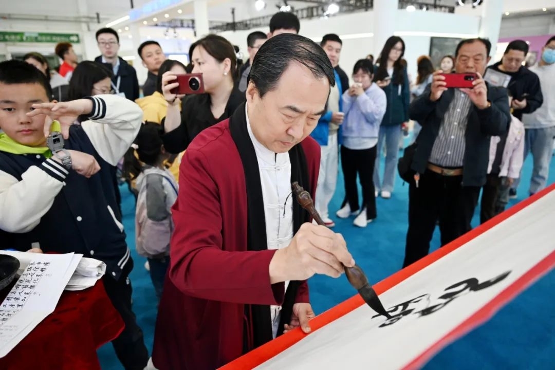 书博会现场，他是谁？