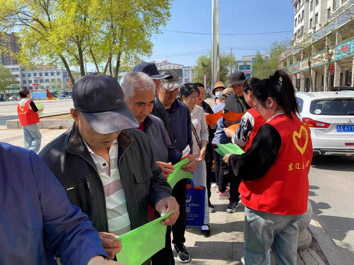 东辽县开展“净化广场文化风 扫黄打非正当时”主题宣传活动