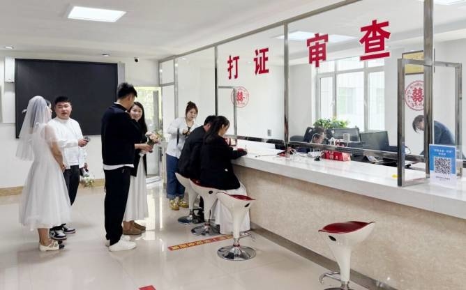 东丰县开展“情定520，携手向‘新’婚”文明婚恋观宣传活动