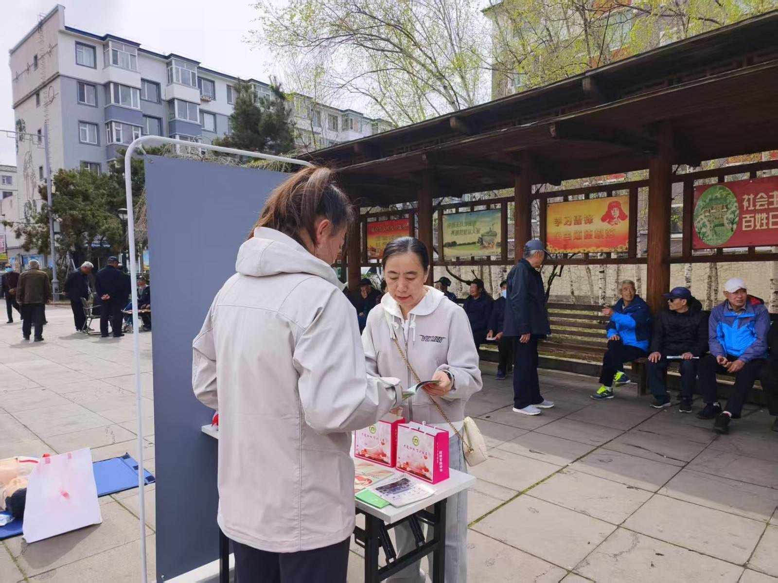 胜利街道长城社区开展计生用品宣传 助力健康生活