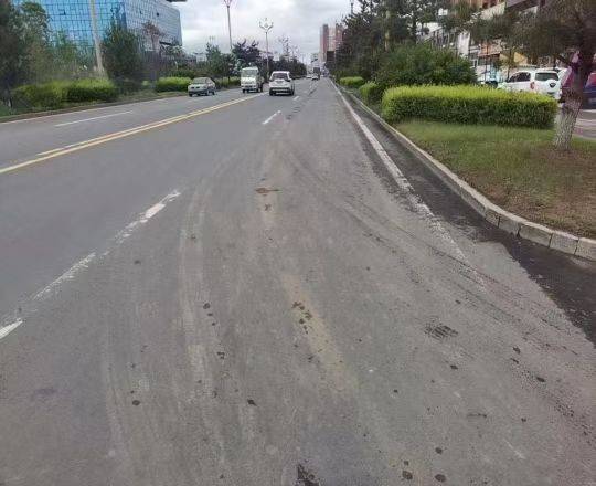 施工运输车辆带泥上路污染路面被处罚