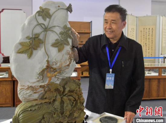 宋文采介绍松花石工艺品。　刘栋 摄