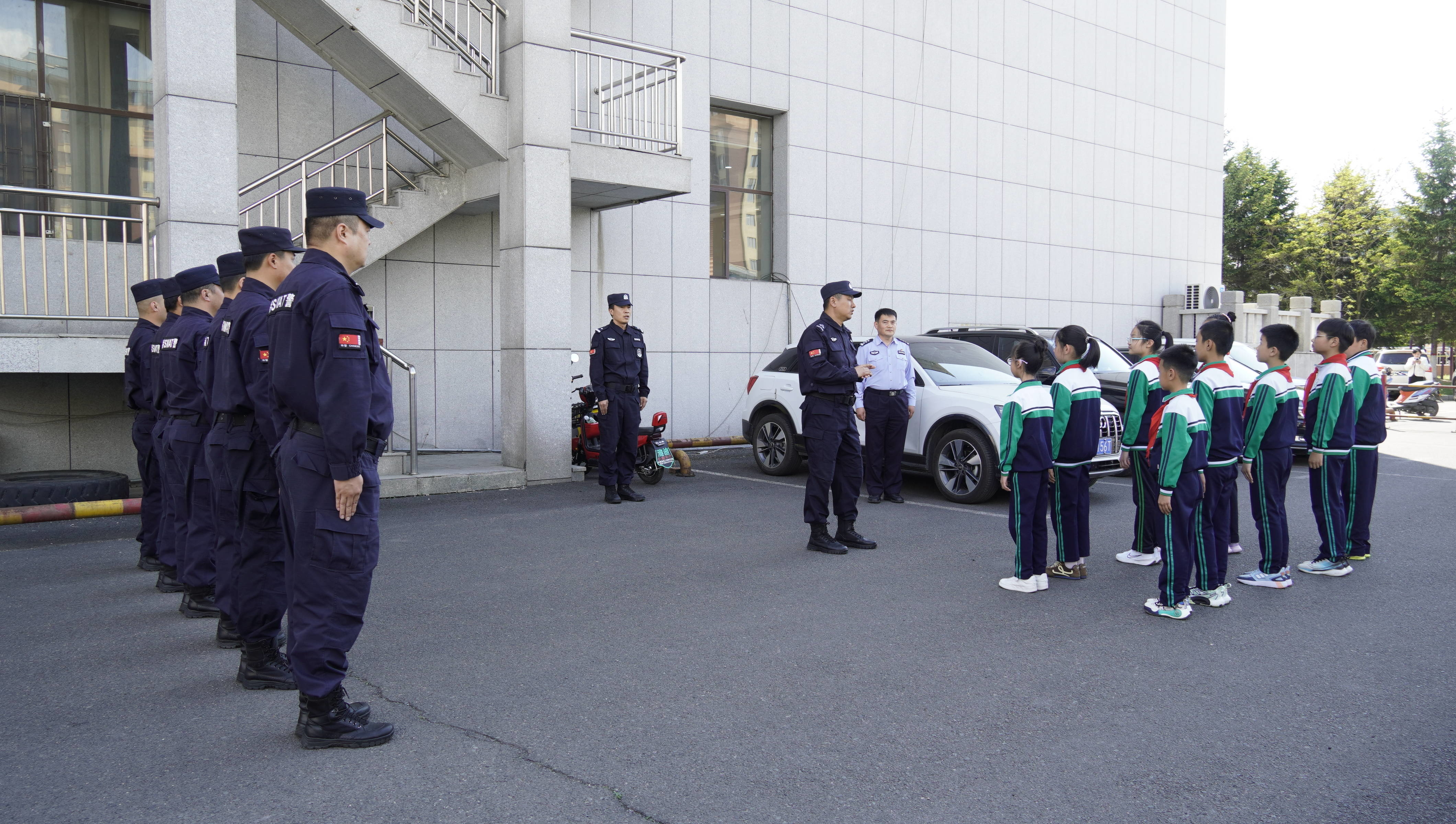图们市民政和人力资源社会保障局、图们市公安局联合开展“童筑军警梦·平安伴成长”——军娃庆“六一”主题活动