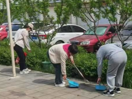 辉南县朝辉街道富强社区包保单位常态化开展小区环境卫生整治