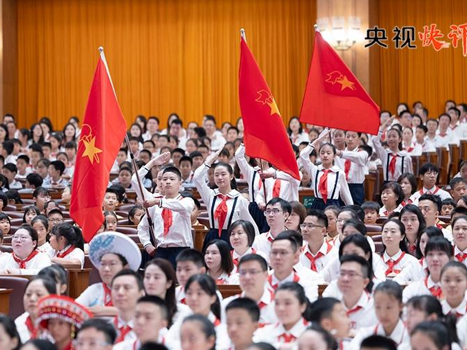 【央视快评】高举队旗跟党走
