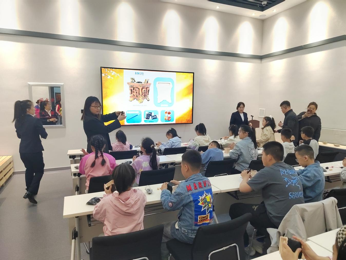 永吉县口前镇东山社区：“触摸千年文明 共绘青铜华章”手工活动