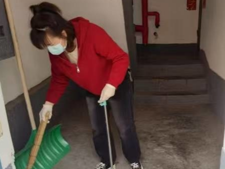 辉南县西凤街道泰安社区“三长”常态化开展小区环境卫生整治