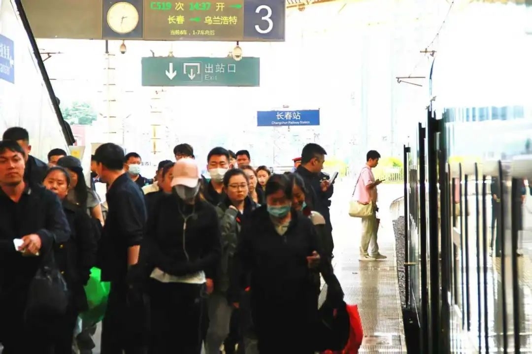 长春站加开28列临客