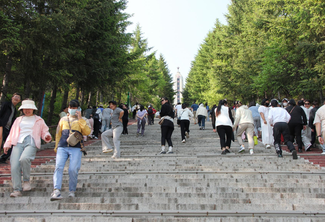 敦化市中医院举办“医路同行 粽情山水”庆端午登山活动