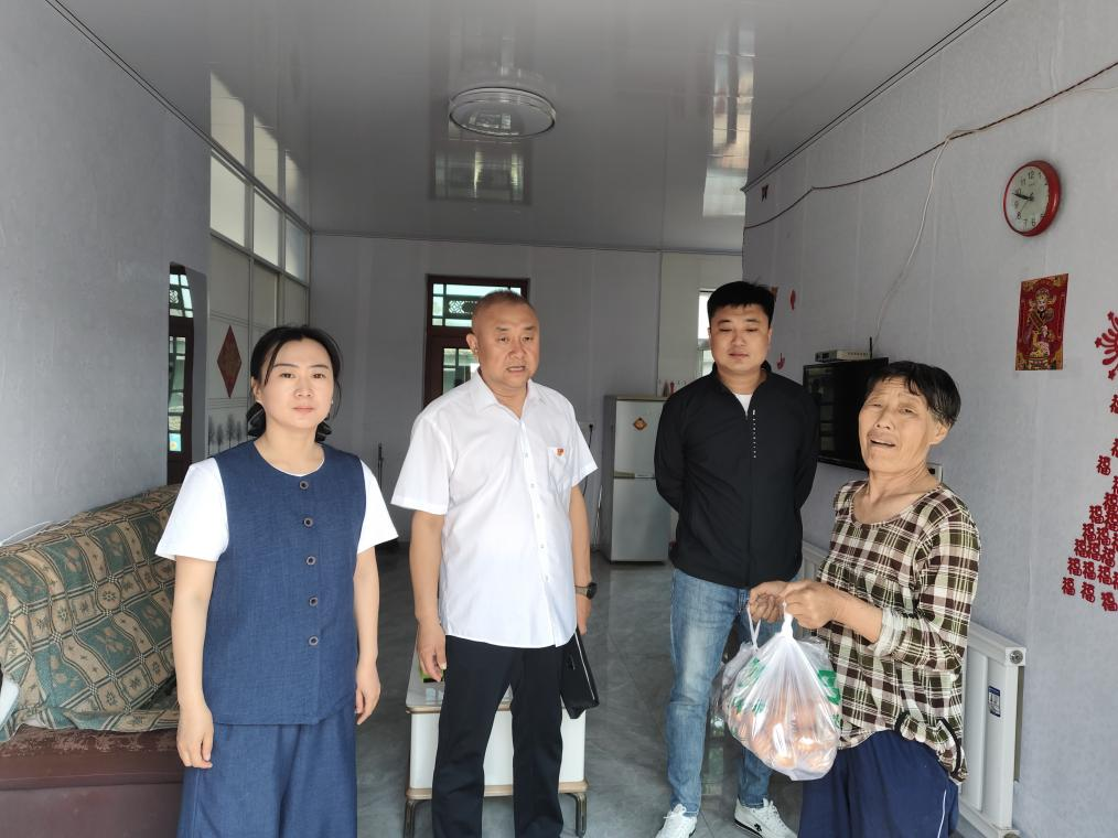 郑家屯街迎新社区开展“粽香迎端午 温暖老人心”慰问活动