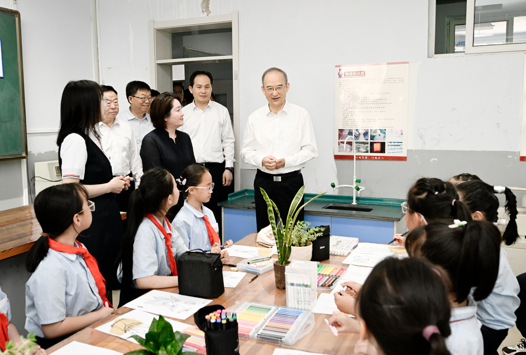 黄强在长春市与少年儿童共庆“六一”
