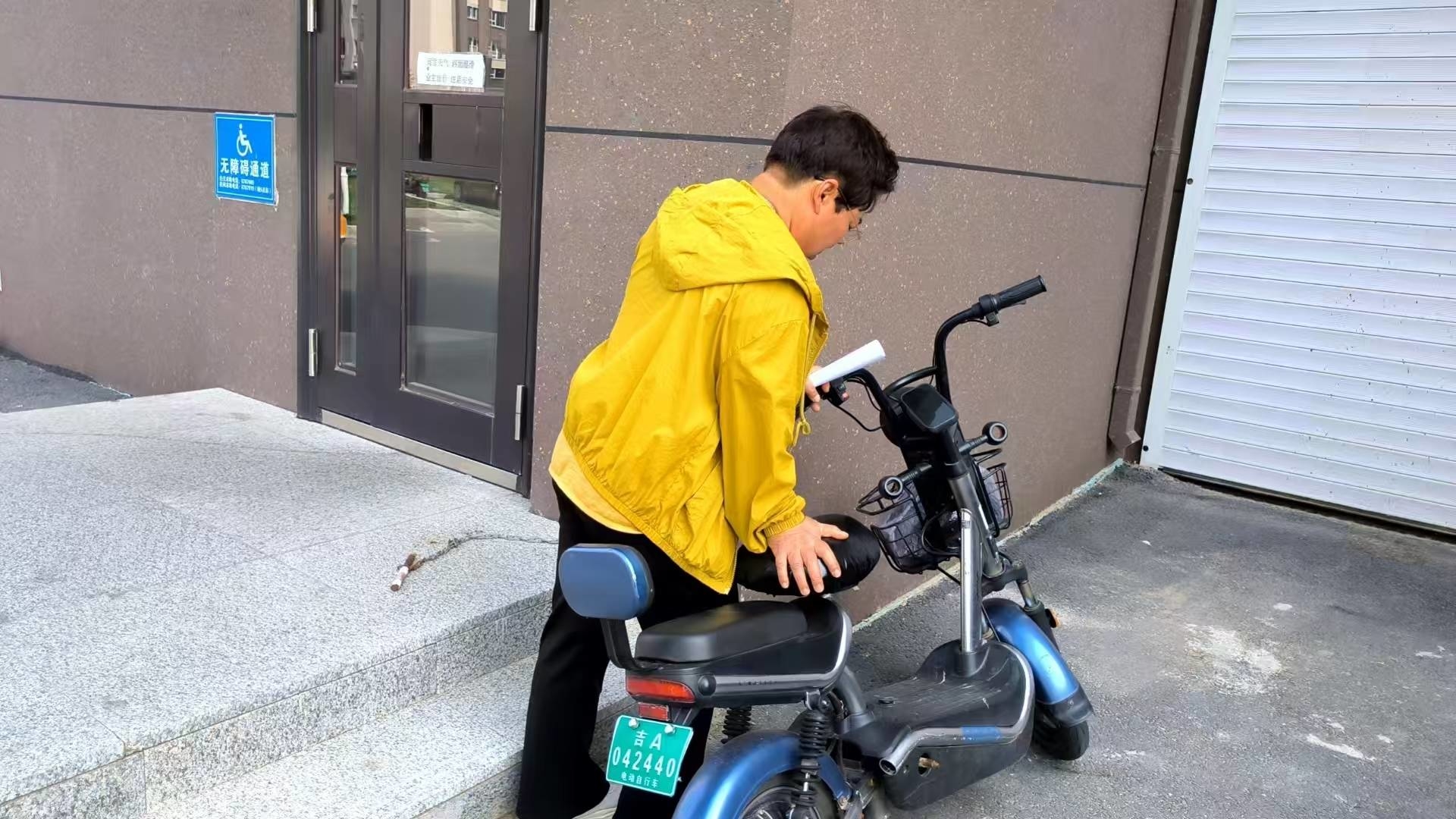 辉南县西凤街道卓越社区“三长”开展环境卫生整治志愿服务活动