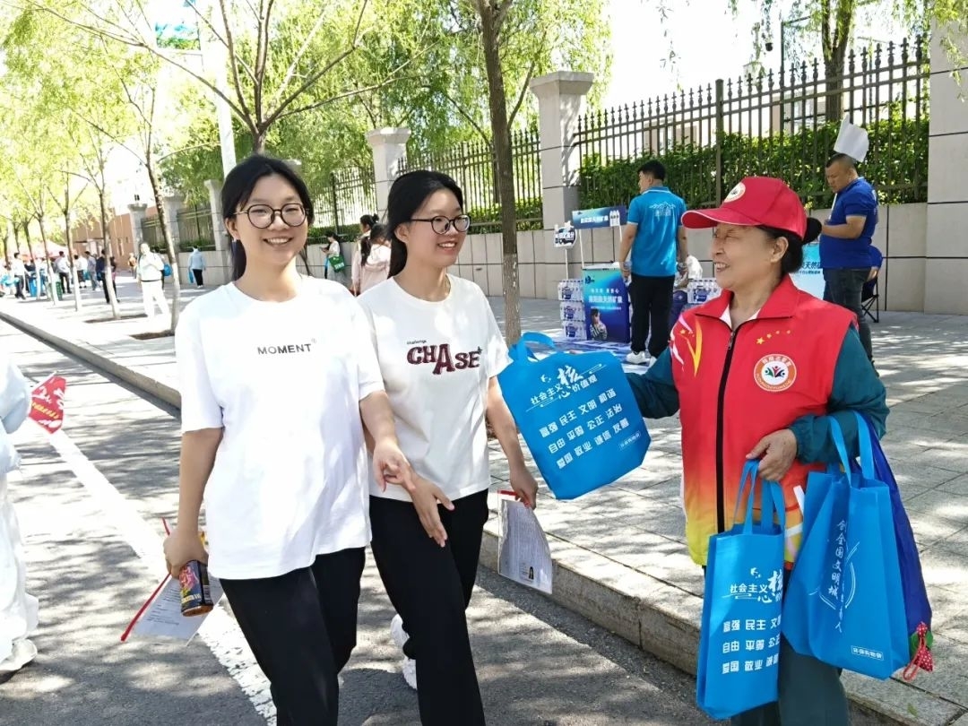 【深化拓展新时代文明实践建设】辉南县开展“温情助考 文明同行”——爱心送考文明实践活动