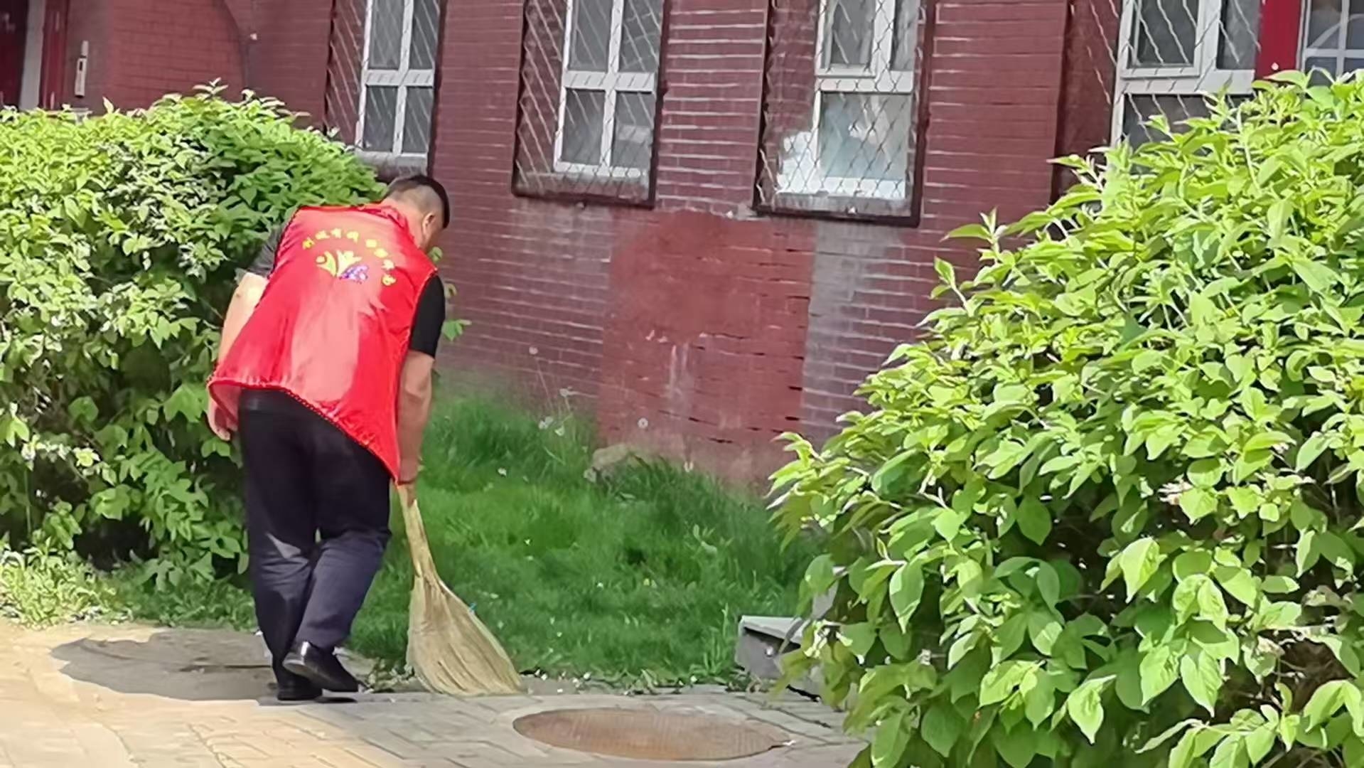 辉南县住建局开展环境卫生整治志愿服务活动