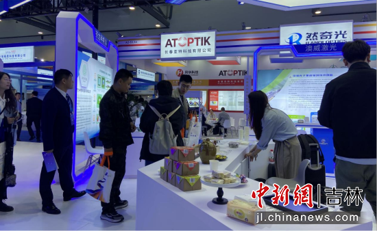 浙江展商精心准备了米糕、黄酒等地方特产 李钊/摄
