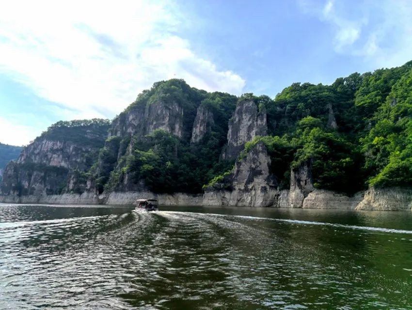 靖宇县松花江游船沿江美景。人民网记者 王海跃摄