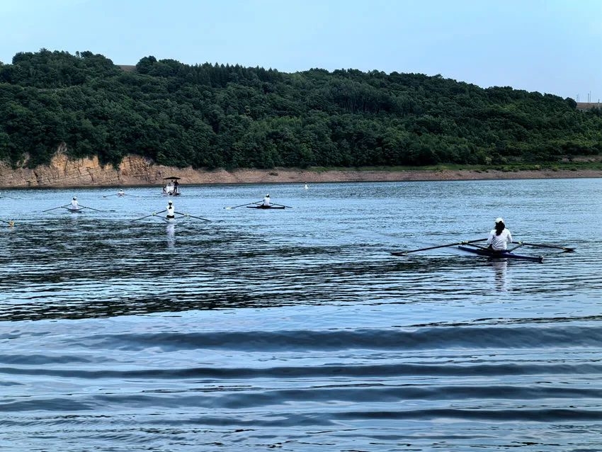 运动员在景区内训练皮划艇。人民网记者 王海跃摄